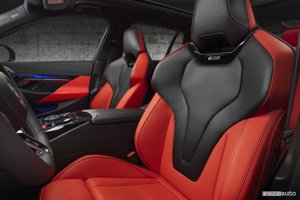 BMW M5 Touring sedili anteriori abitacolo