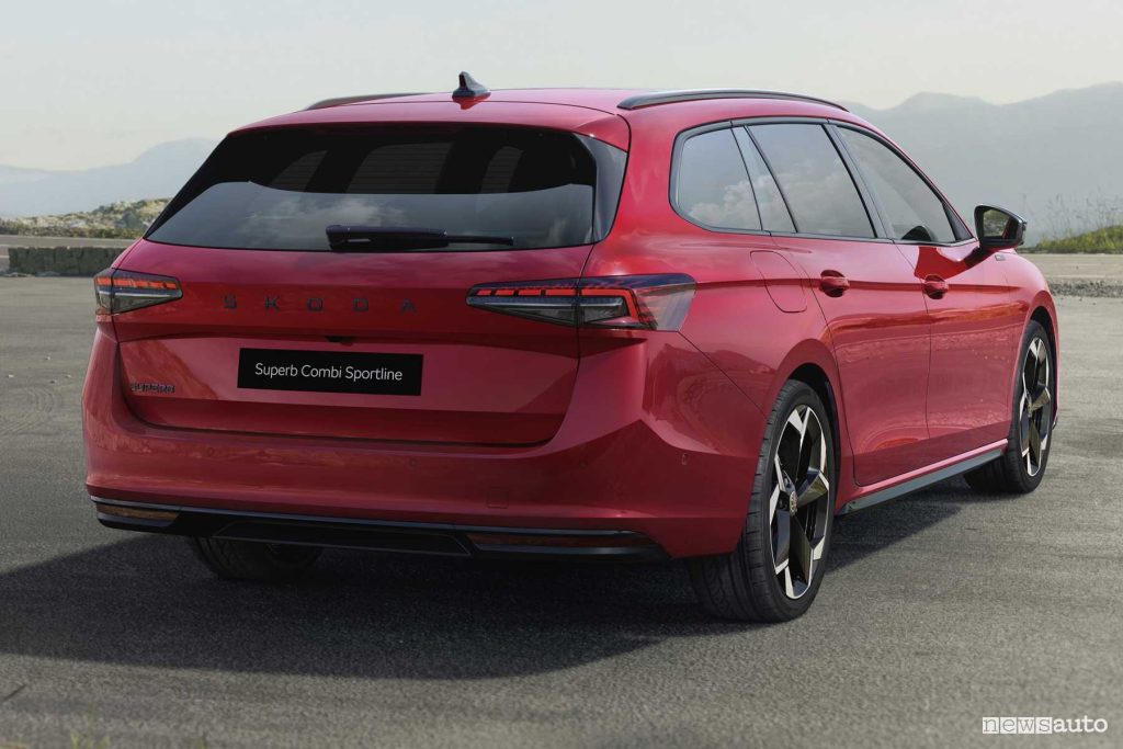 Skoda Superb Sportline posteriore 3/4
