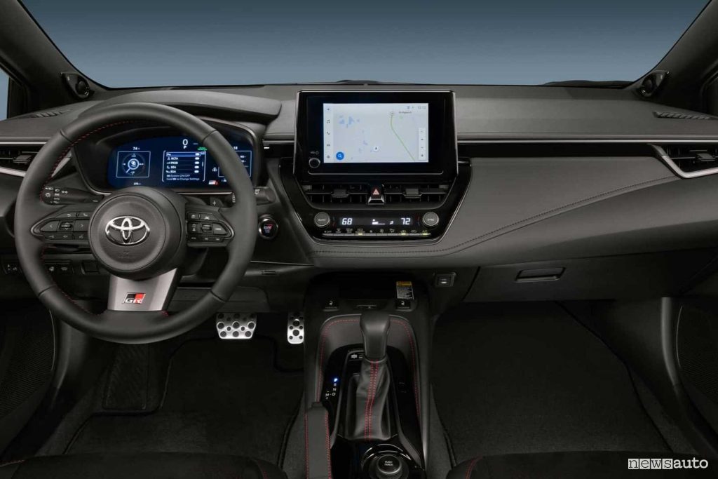 Toyota GR Corolla plancia abitacolo