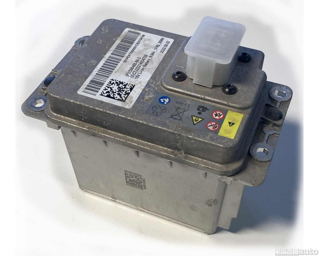 Nuova batteria dei servizi Tesla agli ioni di litio che lavora a 16 Volt