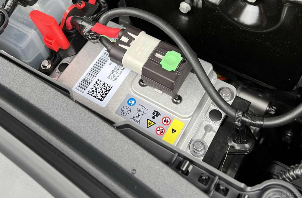 La batteria dei servizi Tesla a 16 Volt