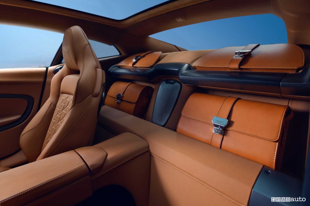Aston Martin Vanquish spazio fila posteriore abitacolo