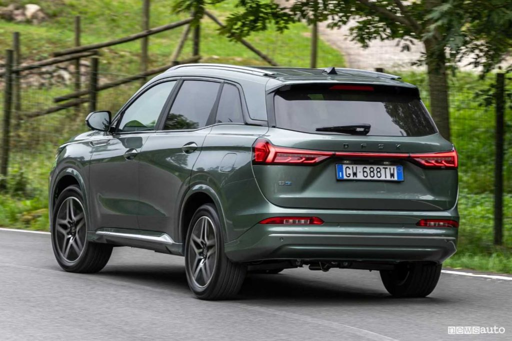 DFSK E5 PHEV su strada