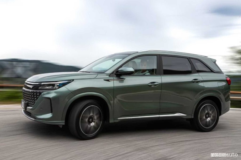 DFSK E5 PHEV su strada
