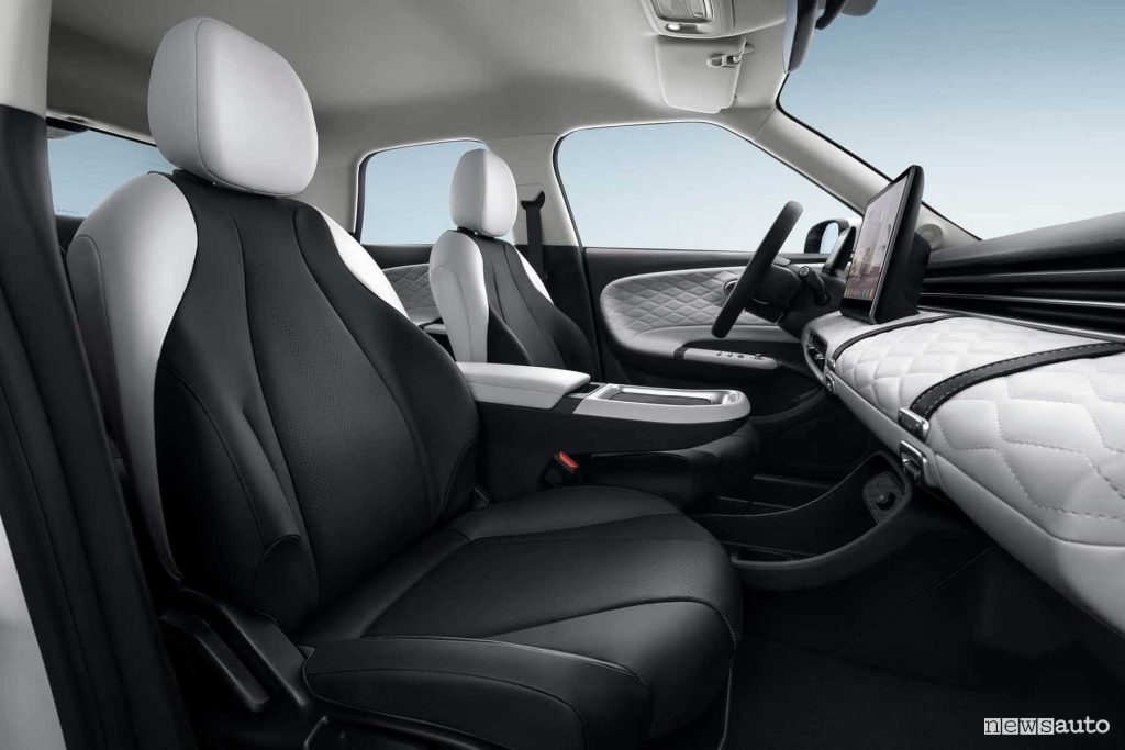 Dongfeng Box sedili anteriori abitacolo