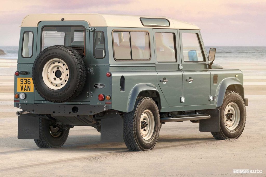 Land Rover Defender 110 V8 by Works Bespoke posteriore 3/4
