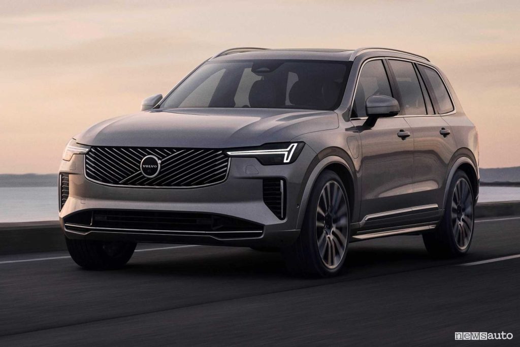 Volvo XC90 2025 su strada