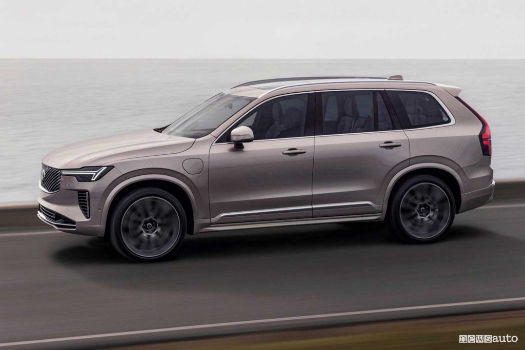 Volvo XC90 2025 su strada