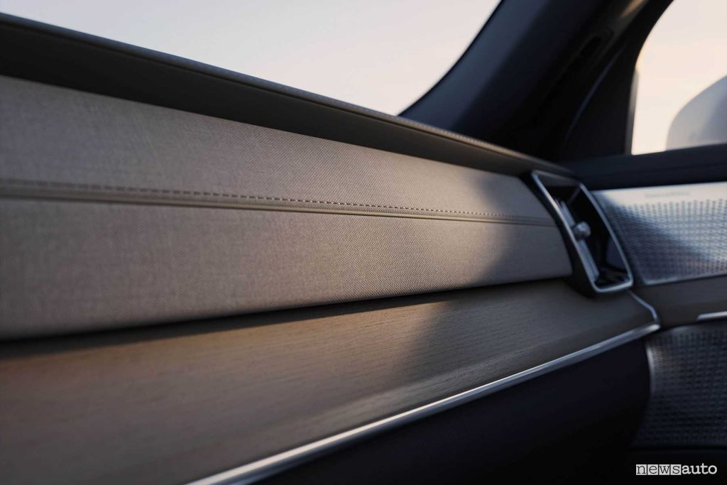 Volvo XC90 2025 rivestimento plancia