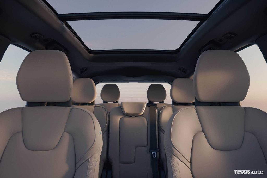 Volvo XC90 2025 sedili abitacolo, tetto panoramico