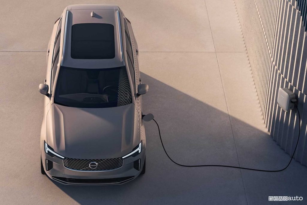 Volvo XC90 2025 plug-in in ricarica