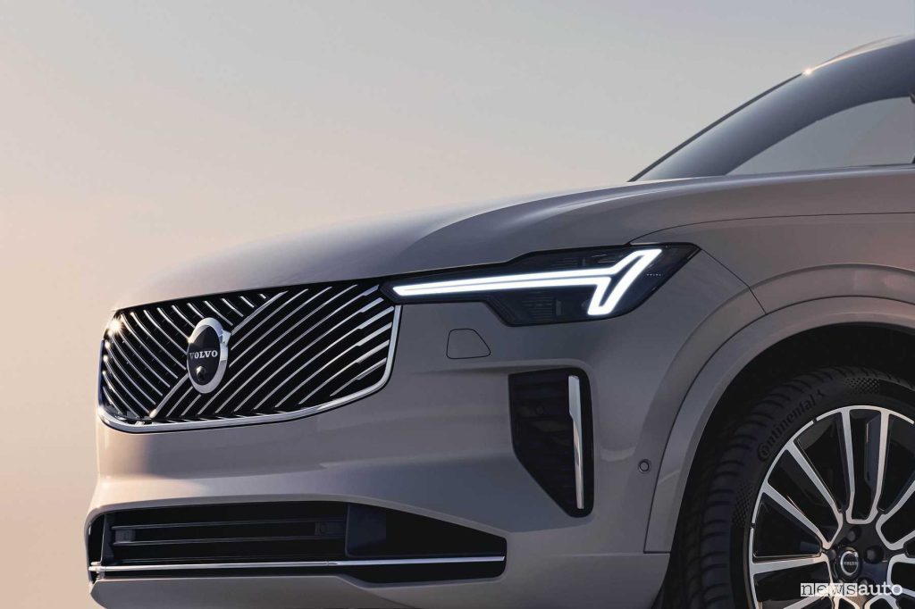Volvo XC90 2025 fari anteriori firma luminosa