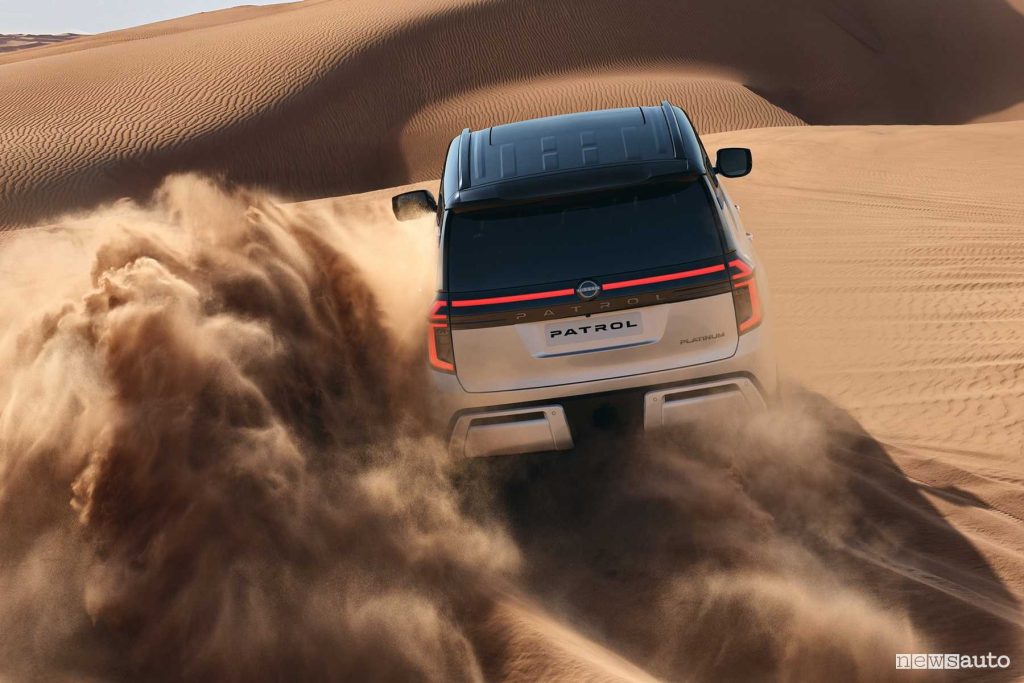 Nuovo Nissan Patrol off road nel deserto