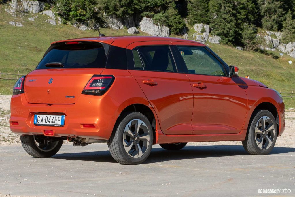 Suzuki Swift Hybrid 4x4 posteriore 3/4
