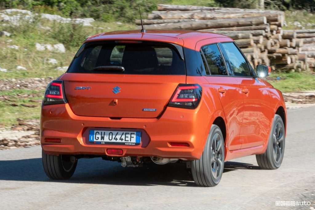 Suzuki Swift Hybrid 4x4 su strada