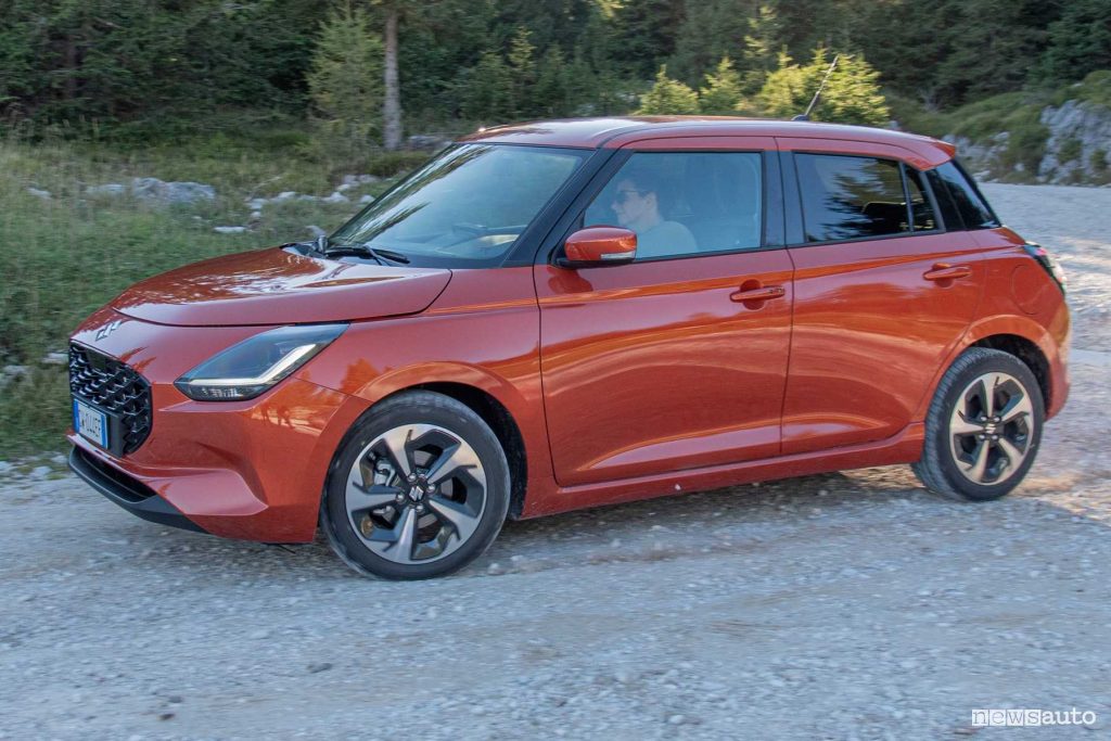 Suzuki Swift Hybrid 4x4 sullo sterrato