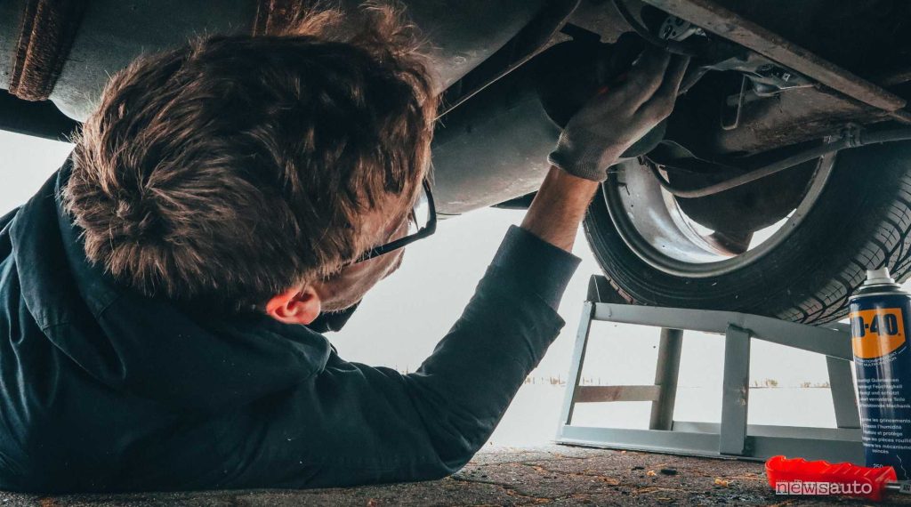 Un controllo della meccanica con ispezione durante il tagliando auto