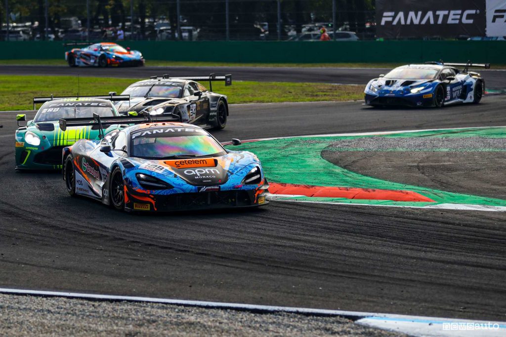 Auto in azione alla prima variante alla 3 Ore Monza 2024 Fanatec GT World Challenge Europe