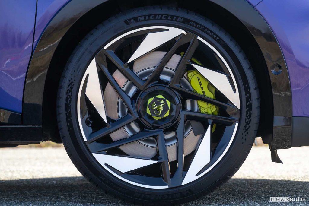 Abarth 600e Scorpionissima cerchi da 20"