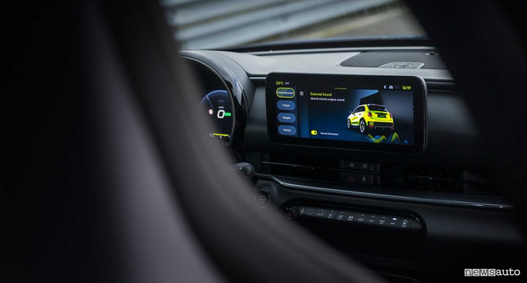 Abarth 600e Scorpionissima display infotainment