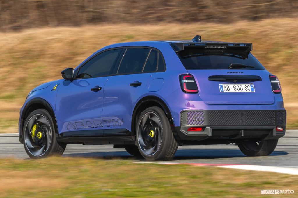 Abarth 600e Scorpionissima in pista