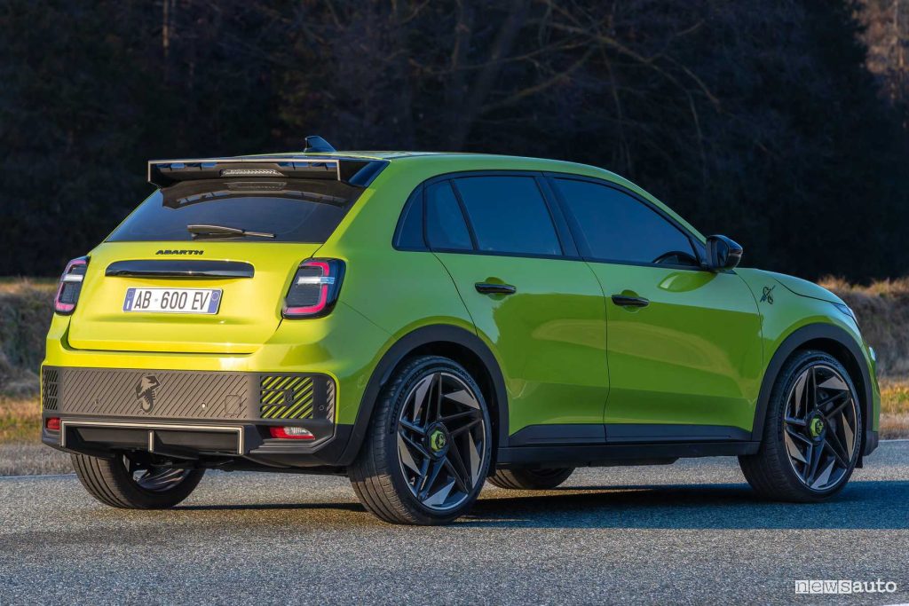 Abarth 600e Turismo posteriore 3/4