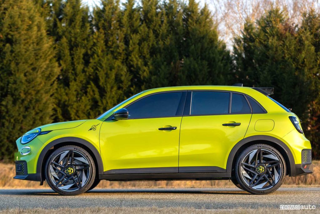 Abarth 600e Turismo laterale