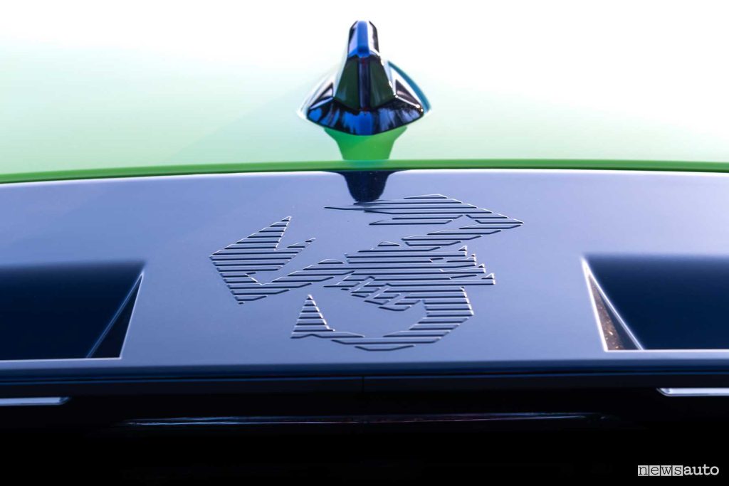 Abarth 600e Turismo disegno dello Scorpione sullo spoiler posteriore