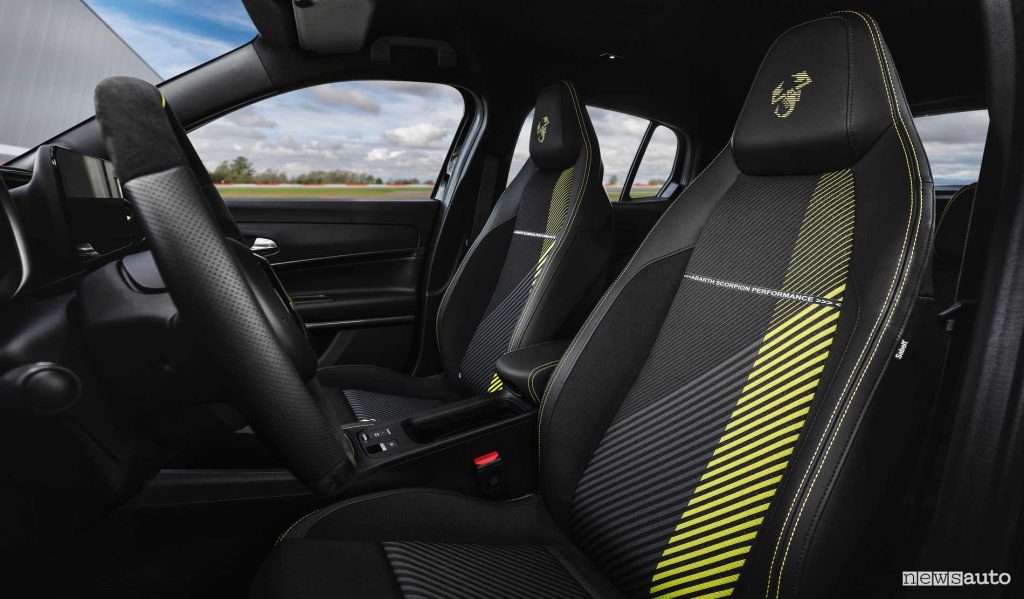 Abarth 600e Turismo sedili anteriori