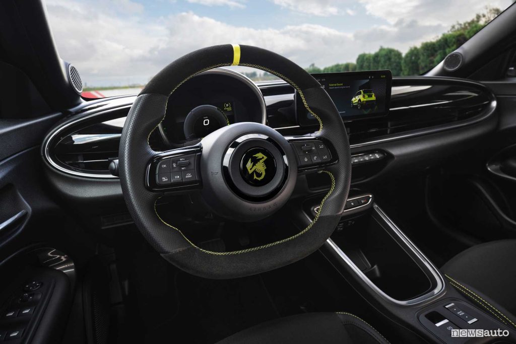 Abarth 600e Turismo volante, plancia abitacolo