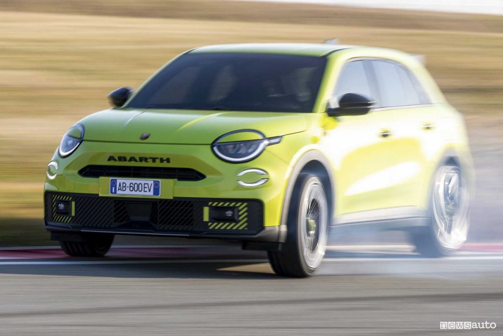 Abarth 600e Turismo in derapata in pista
