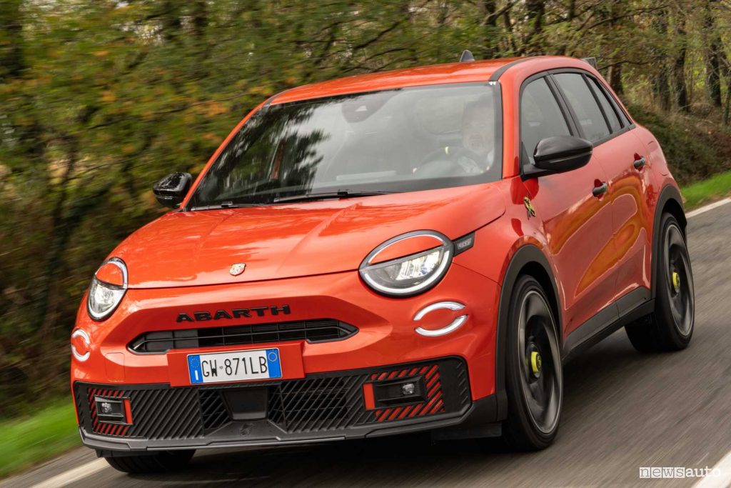 Abarth 600e Turismo arancione su strada