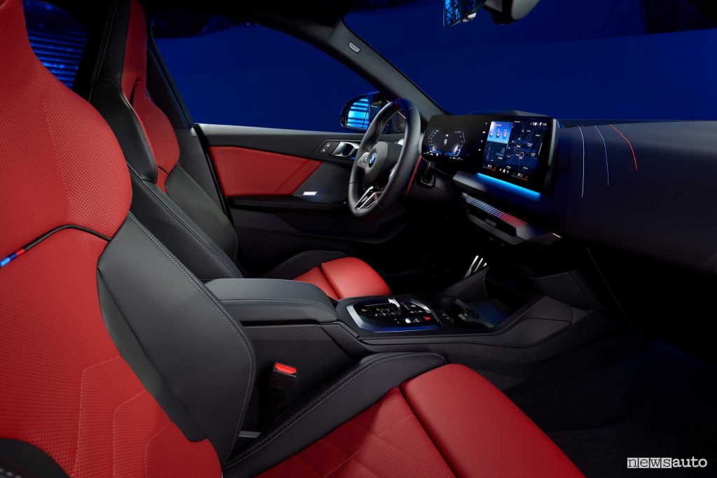 BMW M235 xDrive Gran Coupé sedili anteriori abitacolo
