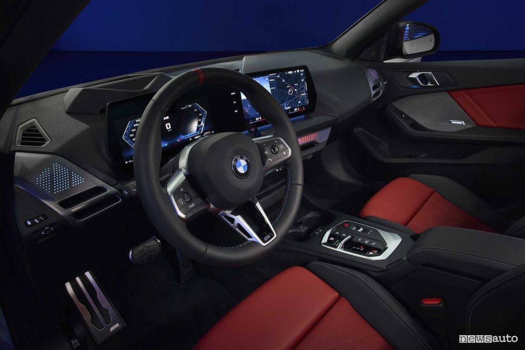 BMW M235 xDrive Gran Coupé volante abitacolo