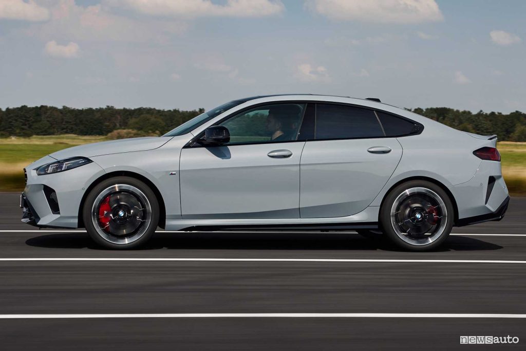 BMW M235 xDrive Gran Coupé su strada