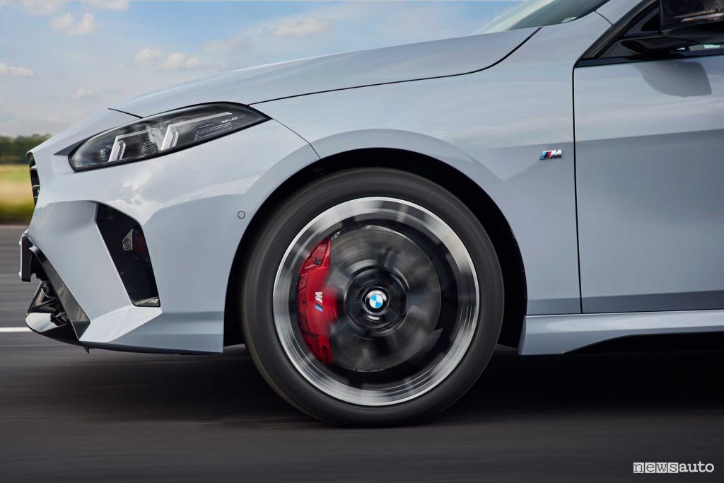 BMW M235 xDrive Gran Coupé dettagli cerchi in movimento