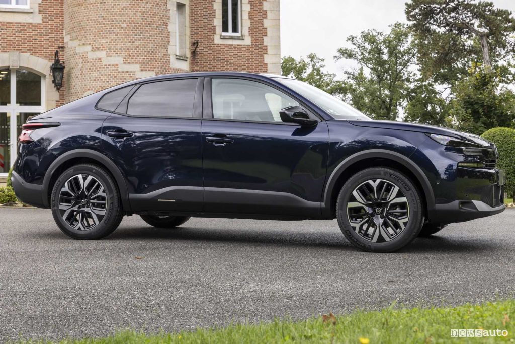 Nuova Citroen e-C4 X laterale