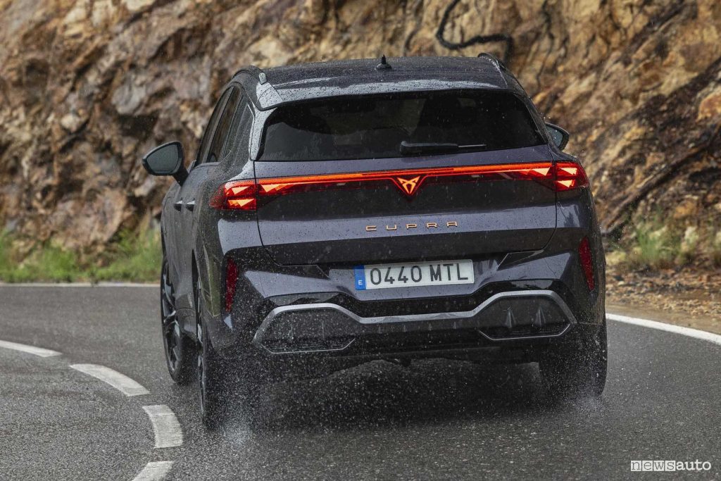 Cupra Terramar su strada bagnata