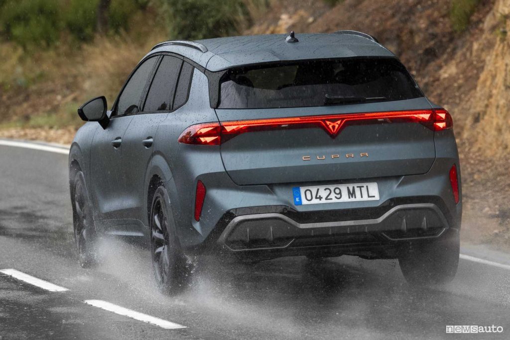 Cupra Terramar su strada bagnata