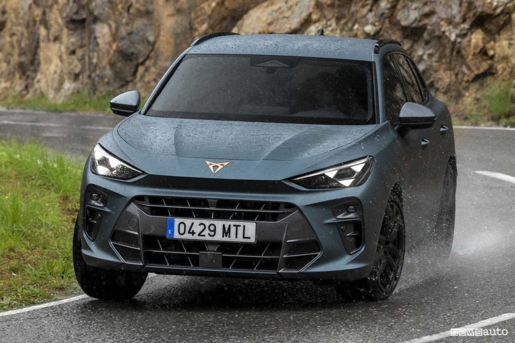 Cupra Terramar su strada bagnata
