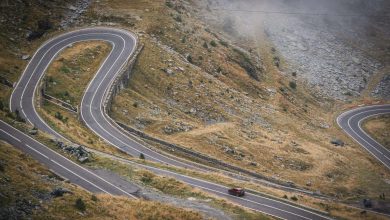 La Transfăgărăşan (DN7C) è una strada nazionale della Romania che si sviluppa per circa 60 miglia (90 km) su strade di montagna della catena dei Carpazi