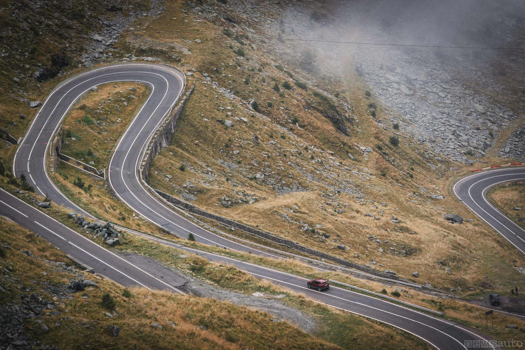 Un'auto in discesa in montagna con freni surriscaldati, calore e pedale del freno che si allunga