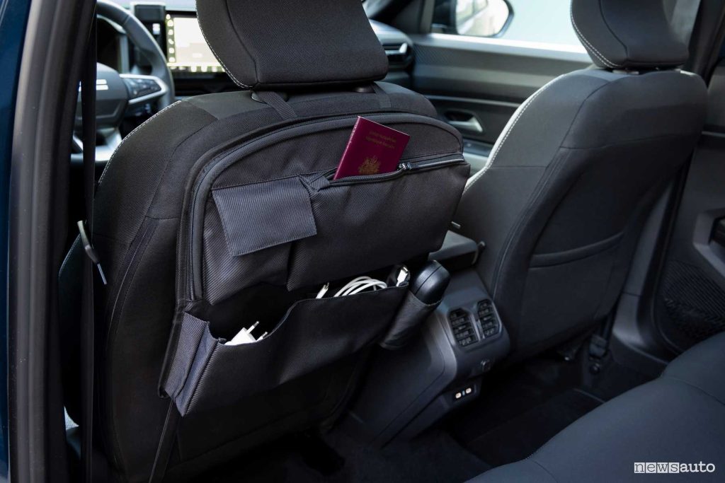 Nuova Dacia Bigster Journey accessorio porta documenti sedile anteriore