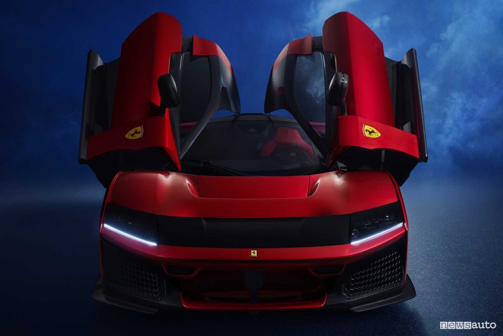 Ferrari F80 apertura portiere in alto