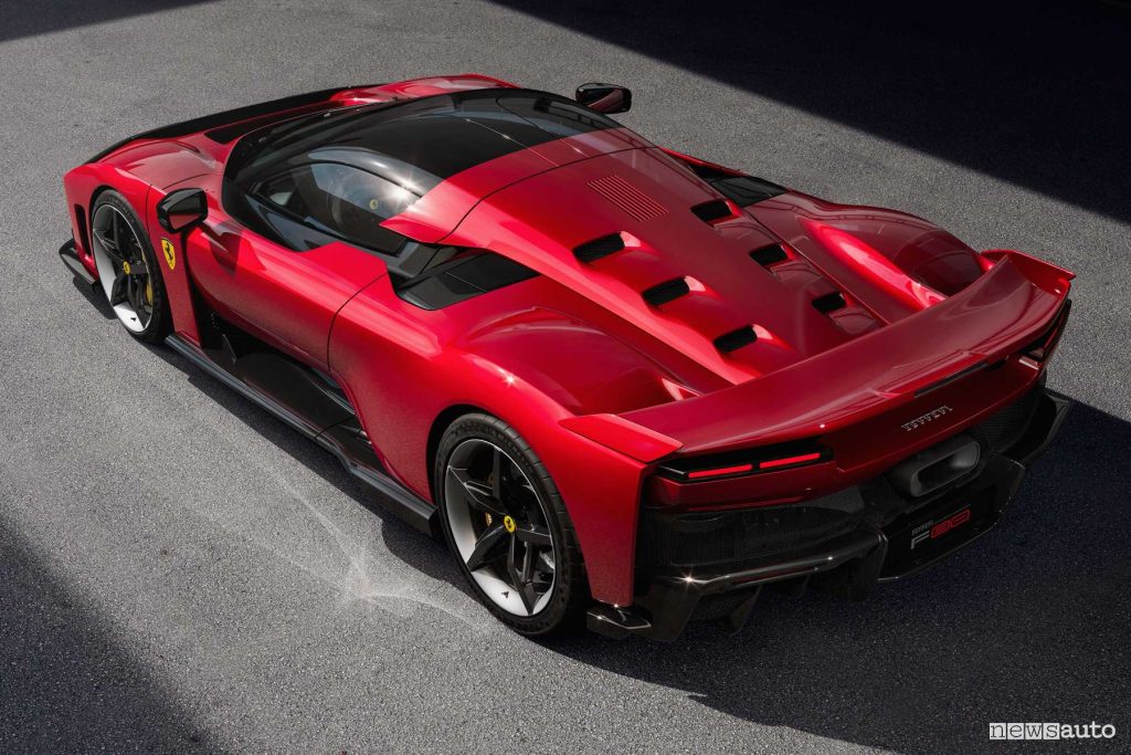 Ferrari F80 posteriore 3/4