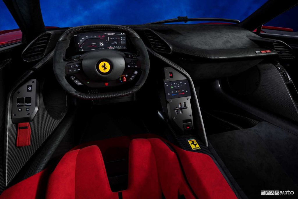 Ferrari F80 plancia abitacolo