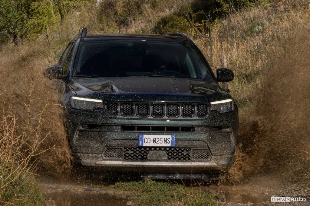 Jeep Compass North Star guado sullo sterrato