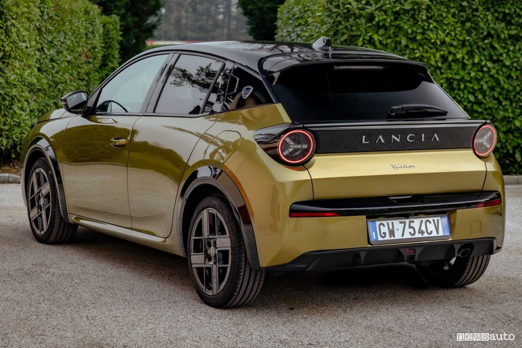 Lancia Ypsilon ibrida posteriore 3/4