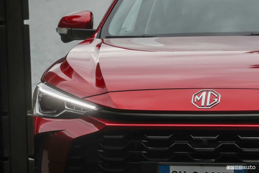 MG ZS Hybrid+ faro anteriore firma luminosa