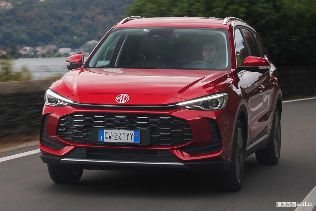 MG ZS Hybrid+ su strada